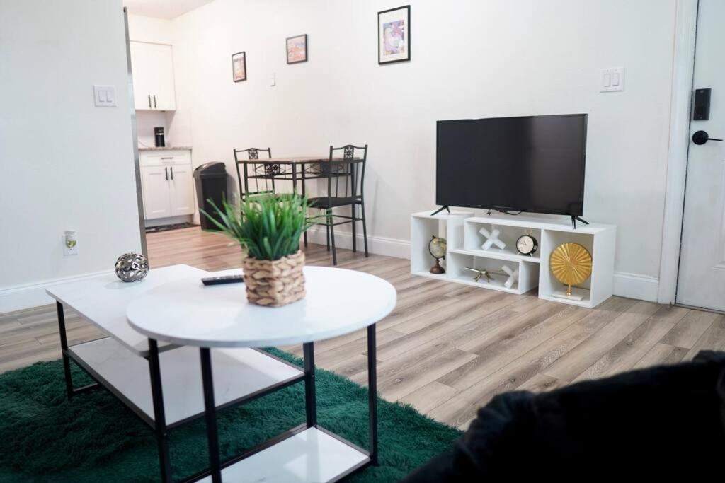 Jay'S Cozy Arts Appartement Tampa Buitenkant foto